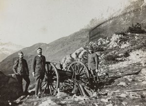 Álbum "Meine weltkriegs - Erinnerungen South-West Front (Caríntia, Itália, Tirol do Sul) (My world war - memories of the South-Western Front in Carinthia, Italy, Trentino-Alto Adige) 31/03/1915-12/11/1918 - Josef Zohles Wien ": soldados com canhão (p/b p de Josef Zohles