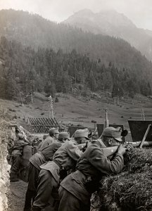 Álbum "Meine weltkriegs - Erinnerungen South-West Front (Caríntia, Itália, Tirol do Sul) (My world war - memories of the South-Western Front in Carinthia, Italy, Trentino-Alto Adige) 31/03/1915-12/11/1918 - Josef Zohles Wien ": soldados nas trincheiras (b