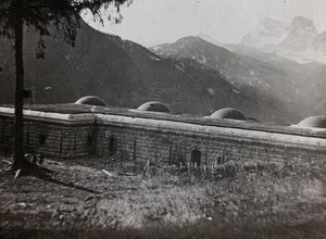 Álbum "Meine weltkriegs - Erinnerungen South-West Front (Caríntia, Itália, Tirol do Sul) (My world war - memories of the South-Western Front in Carinthia, Italy, Trentino-Alto Adige) 31/03/1915-12/11/1918 - Josef Zohles Wien ": uma fortaleza italiana (p/b  de Josef Zohles
