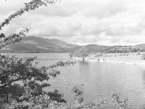Uma vista sobre Crummock Water com as montanhas ao fundo de Joseph Hardman