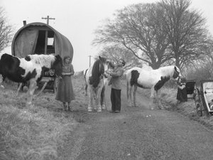 Carrinha com capota na berma da estrada com ciganos e cavalos de Joseph Hardman