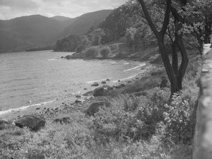 Vista da margem do lago e das montanhas ao fundo de Joseph Hardman