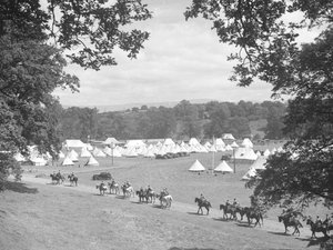 Vista de várias tendas em forma de cone, à esquerda o que parecem ser homens de uniforme a cavalo (exército) de Joseph Hardman
