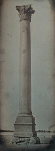 Coluna Pompey, Alexandria, 1842. de Joseph Philibert Girault De Prangey