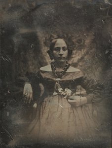 Jovem mulher segurando uma flor, ca. 1842.