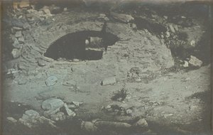 Athènes. T.[emple] de Min.[erve] Poliade (1er plans) / [Abertura da cisterna ao pé do Erecteion, Acrópole, Atenas]. de Joseph Philibert Girault De Prangey