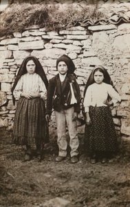 Santuário de Fátima. Lúcia dos Santos e os seus primos Francisco e Jacinta Marto. Nossa Senhora de Fátima. Portugal. de Joshua Benoliel