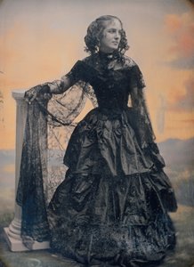 Mulher de vestido de tafetá preto e xale de renda, ca. 1850. Criadores: Josiah Johnson Hawes, Albert Sands Southworth.