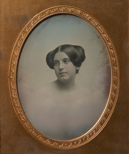 Jovem Mulher com Cabelo Estilizado em Dois Pãezinhos, 1850s. Criadoras: Josiah Johnson Hawes, Albert Sands Southworth.