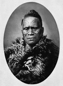 Um chefe maori com rosto elaboradamente tatuado e capa do clima, 1902