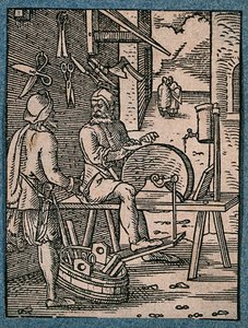 Um amolador afia uma lâmina numa mó quando chega um cliente com uma plaina para afiar. Xilogravura de J. Amman. de Jost Amman