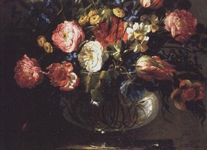 Rosas, tulipas, jacintos e jasmim em um vaso de vidro