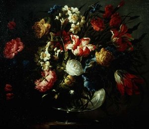 Tulipas, cravos e narcisos em um vaso de vidro