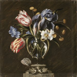 Tulipas, narcisos, íris e outras flores em um vaso de vidro em um suporte esculpido, com uma borboleta