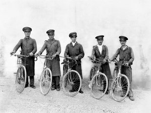 Os "Cinco Mosqueteiros" de Spoleto, agentes de controlo de pragas, c.1930 (impressão de gelatina e prata) de Jules Brocherel