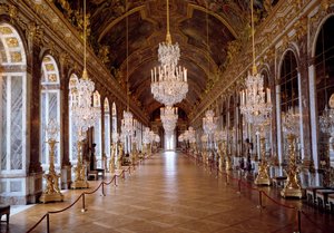 Arquitetura: vista da Galerie des Glaces em Versalhes restaurada pelo arquiteto Jules Hardouin-Mansart e construída de 1678 a 1684. Castelo de Versailles, Versalhes
