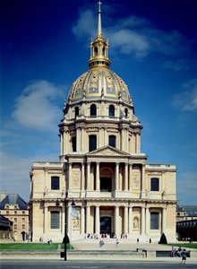 Exterior da igreja, iniciada em 1676 de Jules Hardouin Mansart