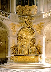 O altar na capela real de Jules Hardouin Mansart