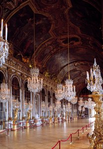Vista da Galerie des Glaces em Versalhes restaurada, foi construída em 1678 por Jules-Hardouin Mansart. Chateau de Versailles. de Jules Hardouin Mansart
