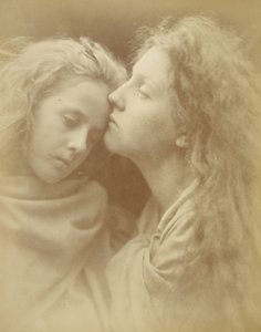 ("The Kiss of Peace"  - O beijo da paz)  - Mary Ann Hillier (e Florence Anson) de Julia Margaret Cameron