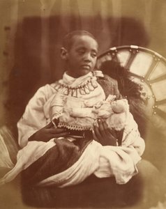 Déjatch Alámayou, filho do rei Theodore, julho de 1868. de Julia Margaret Cameron