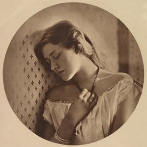 Ellen Terry, aos dezesseis anos de idade, 1864, estampou ca. 1913. de Julia Margaret Cameron