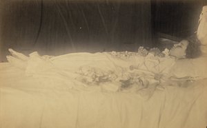 [Estudo de uma criança morta]. de Julia Margaret Cameron