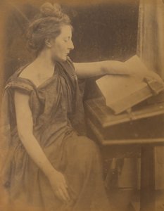 [Mulher de Robes a Ler um Livro], 1870. de Julia Margaret Cameron
