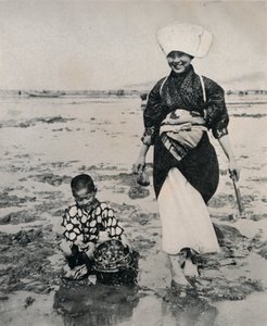 Cavar amêijoas na maré baixa em Tokyo Bay, c1900, 1921