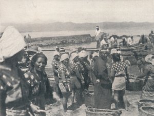 Tai-no-ura - barcos de pesca, homens e mulheres com redes e cestas, c1900, 1921. de Julian Leonard Street