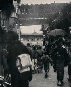 A rua do teatro em Kyoto é uma das estradas mais interessantes do mundo, c1900, 1921