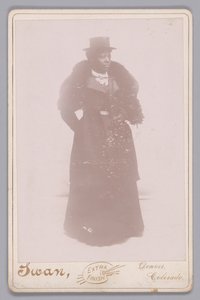 Cartão do gabinete de uma mulher não identificada com uma cartola e uma estola de pele, ca. 1895. de Justus C. Swan