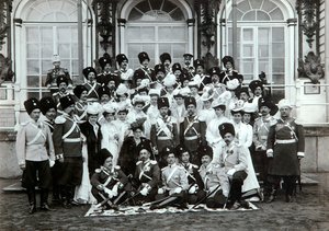 Família imperial russa fora do Palácio de Catarina, Tsarskoye Selo, Rússia, início do século XX.
