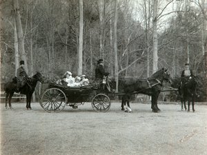 O czar Nicolau II da Rússia com sua família no parque de Tsarskoye Selo, Rússia, do século XX.