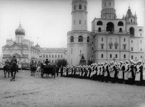 Czar Nicolau II revendo o desfile dos alunos de Moscou no Kremlin, Rússia, 1912