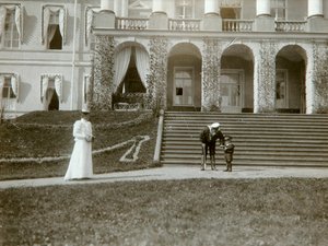 Tsarina Alexandra Fyodorovna com Tsarevich Alexei da Rússia, c1907-c1910.