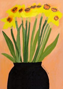 Narcisos amarelos num vaso preto