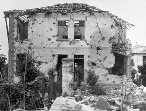 Os bombardeamentos do Sermide. Instantâneo de uma casa... de Karl Heinz Bast