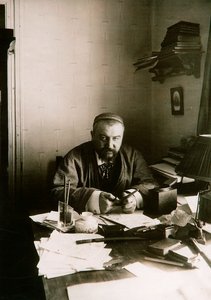 Alexander Kuprin, escritor russo, em sua mesa, Gatchina, Rússia, início do século XX.