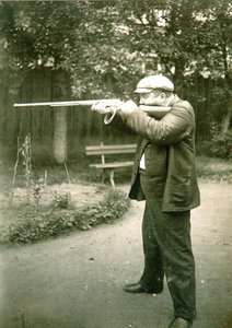 O autor Alexander Ivanovich Kuprin (Alexandre Ivanovitch Kouprine) (1870-1938) em Gatchina.