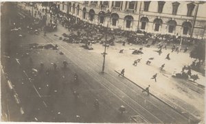 Tropas do governo disparando contra manifestantes, 4 de julho de 1917, 1917 de Karl Karlovich Bulla
