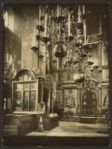 O Kremlin: vista interior da Catedral do Arcanjo, construída em 1333