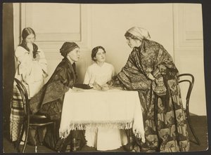 Escola Secundária Feminina de São Petersburgo, Peça de Gogol "O Casamento"