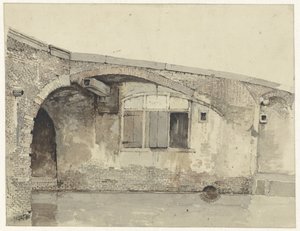 Ponte velha com uma casa ou janelas de adega sob o cais