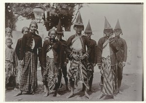 Homens javaneses de uniforme de Kassian Cephas