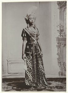 Retrato de uma mulher javanesa segurando uma ventoinha e uma coroa na cabeça