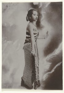 Retrato de estúdio de uma dançarina javanesa com efeitos de luz de fundo Retrato de estúdio de uma jovem javanesa em uma pose de dança