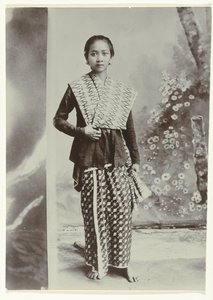 Retrato de estúdio de uma jovem javanesa em um sarongue batik e uma camisa quadriculada de Kassian Cephas