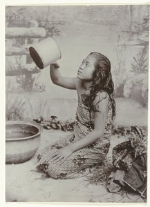 Retrato de estúdio de uma jovem lavadeira javanesa de Kassian Cephas