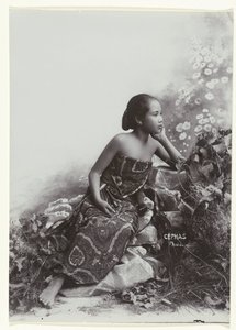 Retrato de estúdio de uma jovem javanesa sentada